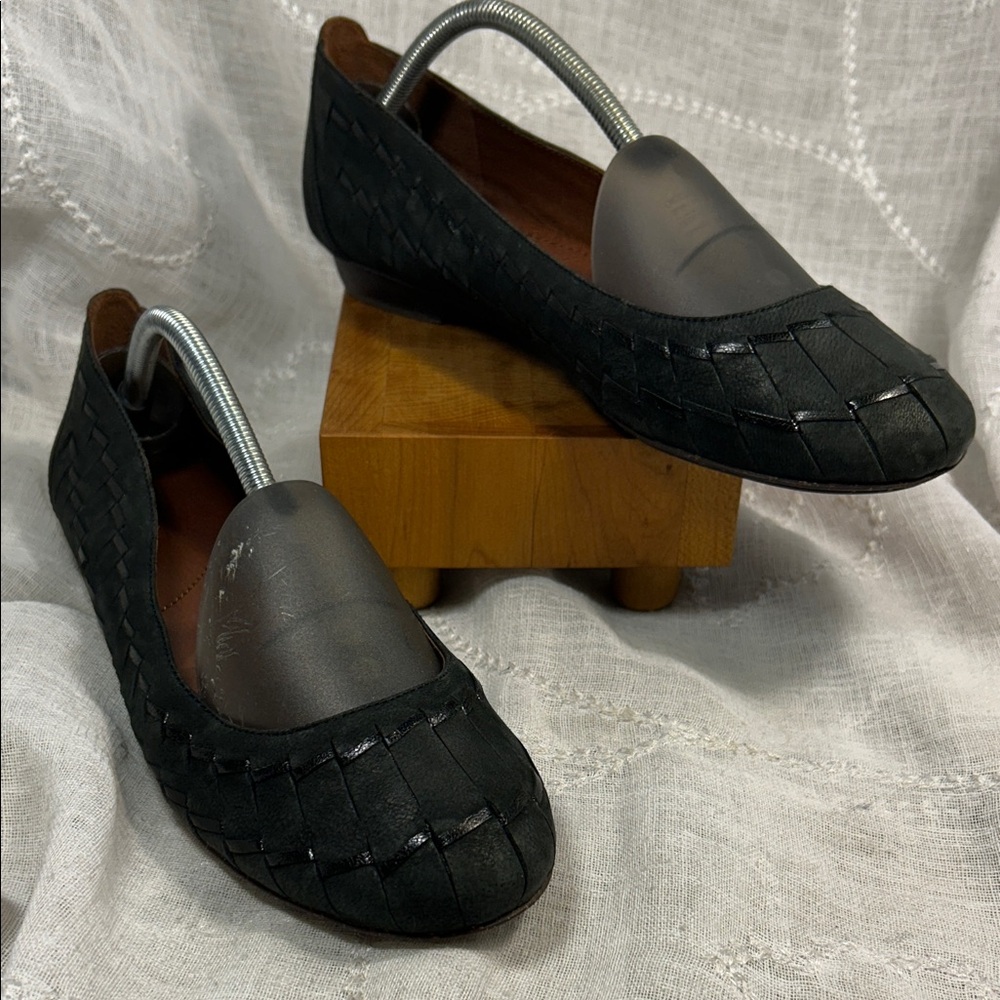 NWOT Naya woven leather elegant flats